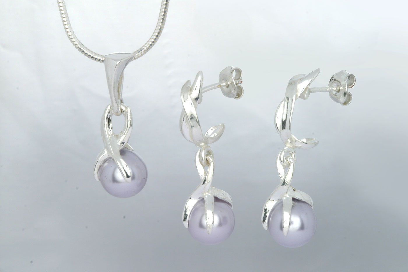 Korvakorut 3101, 28mm, tappi 0.9/10mm. Hinta: 32€<br/>
							Riipus 5101, 16mm, Hinta: 19€<br/>
							Swarovski lasihelmi Ø 8mm, väri: levander. 925 hopeaa<br/>
							Hopeinen käärmeketju 1.2mm, 45cm.  Hinta: 14€