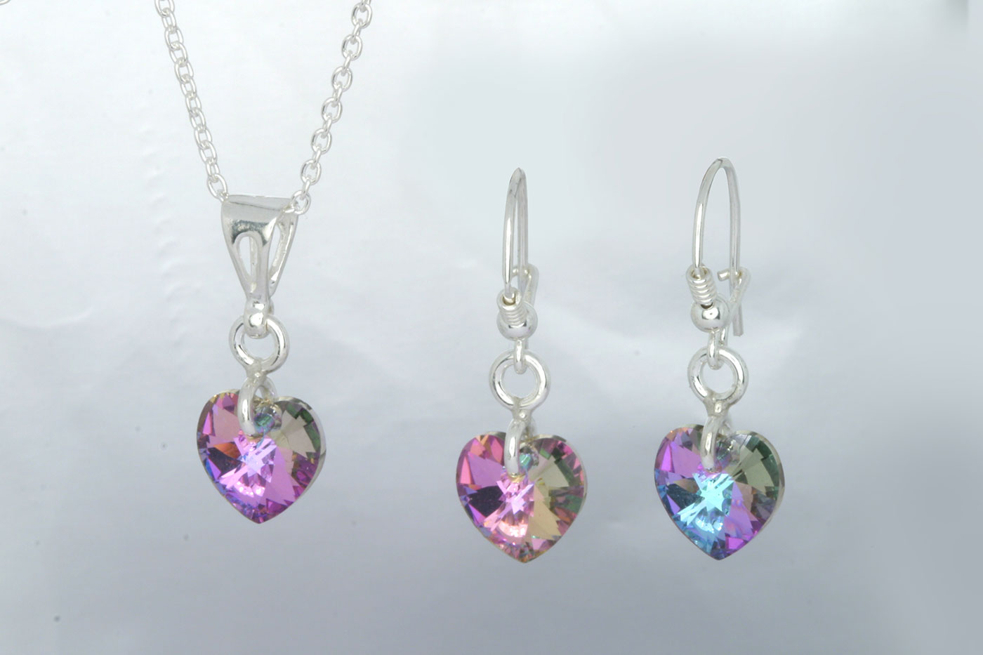 Korvakorut 3106, 25mm. Hinta: 25€<br/>
							Riipus 5105. 25mm. Hinta: 15€<br/>
							Swarovski sydän 10x10mm, väri: violet. 925 hopeaa<br/>
							Hopeinen ankkuriketju 1.6mm, 45cm. Hinta: 10€