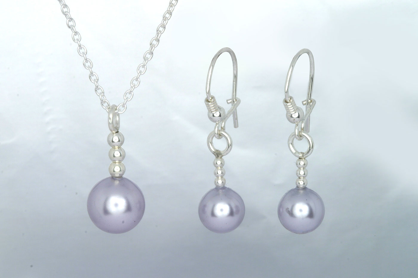 Korvakorut 3102, 32mm. Swarovski lasihelmi Ø 8mm, väri: levander. . Hinta: 20€<br/>
							Riipus 5102, 23mm. Swarovski lasihelmi Ø 10mm, väri: levander. . Hinta: 13€<br/>
							925 hopeaa<br/>
							Hopeinen ankkuriketju 1.6mm, 45cm. Hinta: 10€