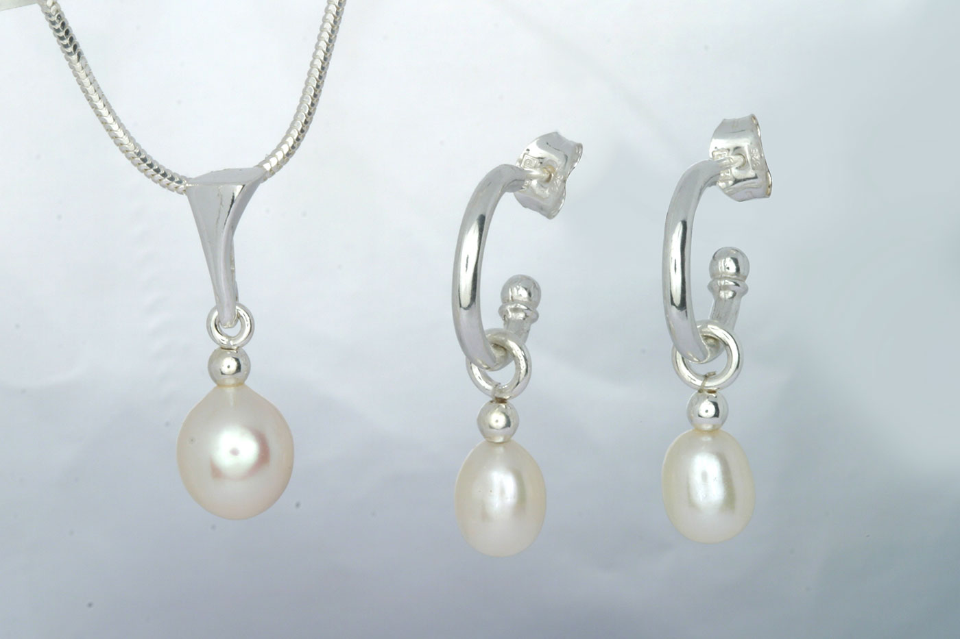 Korvakorut 3111, 3/4 rengas 14/2mm, tappi 0.9/10mm.  Hinta: 28€<br/>
							Riipus 5111, 24mm.  Hinta: 18€<br/>
							Aidot makeanveden helmet 6x8mm, väri: valkoinen. 925 hopeaa<br/>
							Hopeinen käärmeketju 1.2mm, 45cm. Hinta: 14€