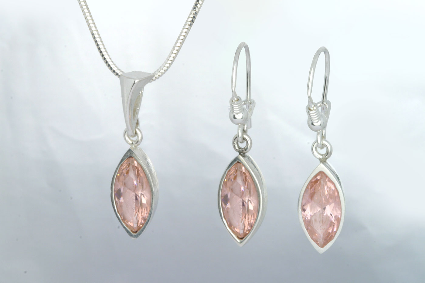 Korvakorut 3108, 32mm. Hinta: 34€<br/>
							Riipus 5108. 25mm. Hinta: 24€<br/>
							Zirkon 6x12mm, väri: pinkki. 925 hopeaa<br/>
							Hopeinen käärmeketju 1.6mm, 45cm. Hinta: 14€