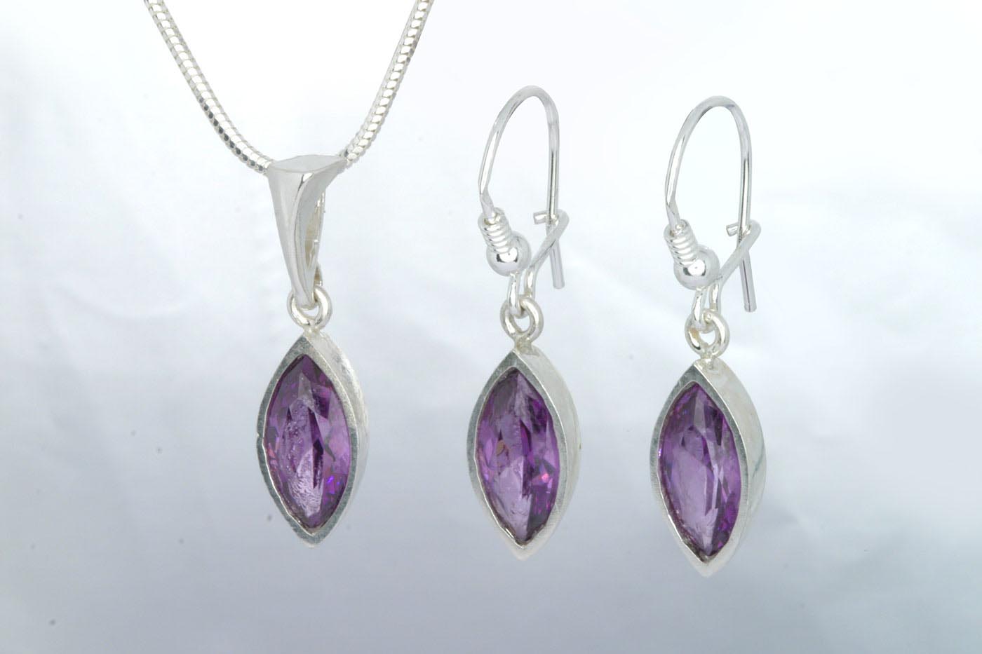 Korvakorut 3108, 32mm. Hinta: 34€<br/>
							Riipus 5108. 25mm. Hinta: 24€<br/>
							Zirkon 6x12mm, väri: ametisti. 925 hopeaa<br/>
							Hopeinen käärmeketju 1.6mm, 45cm. Hinta: 14€