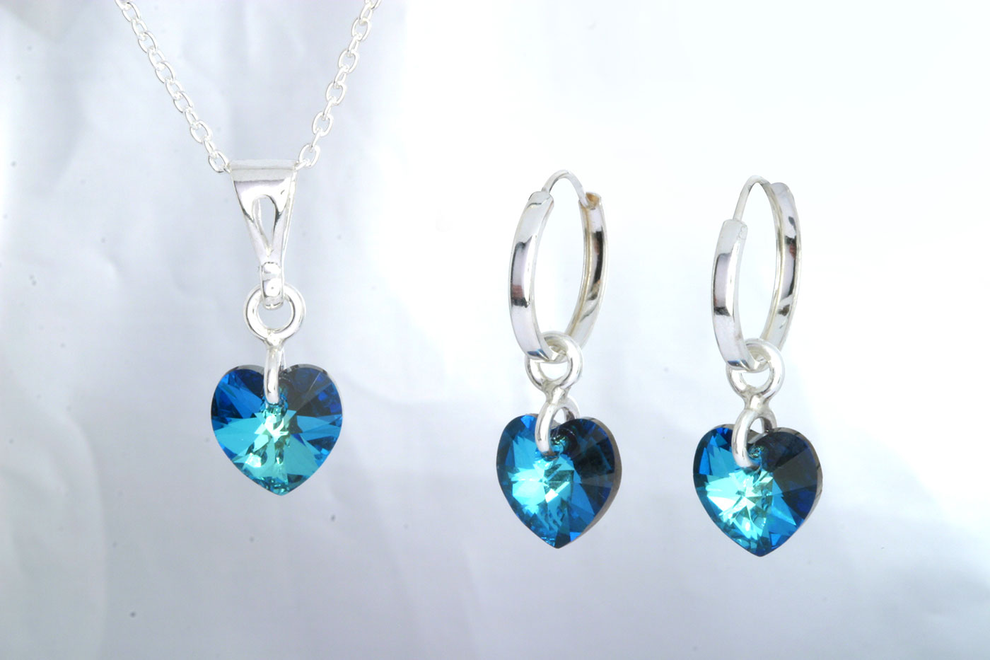 Korvakorut 3119, 3/4 rengas 2/15mm. Hinta: 24€<br/>
							Riipus 5104. Hinta: 15€<br/>
							Swarovski sydän 10x10mm, väri: bermuda blue. 925 hopeaa<br/>
							Hopeinen ankkuriketju 1.6mm, 45cm. Hinta: 10€